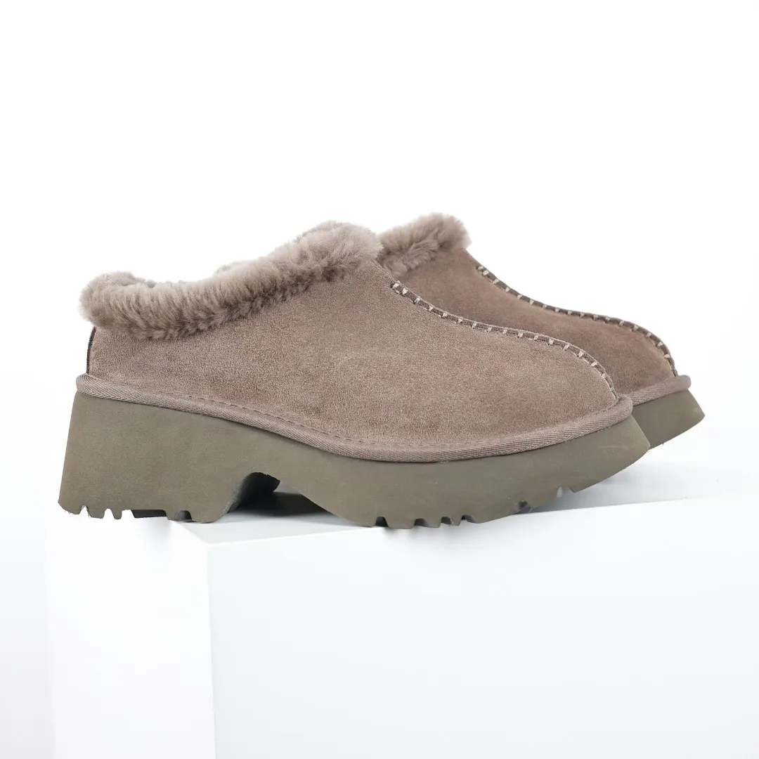 Pick up locally 💰560 Core recommended good price It is a very suitable choice for home use. In recent years, uug has launched a series of styles, which are partially geared towards the preferences of young consumers and have also moved to the forefront of fashion trends. Shoe body material: water-repellent coated suede upper, 17 mm UGGPURE™ implantable wool insole, lightweight non-slip and comfortable rubber outsole, with brand LOGO and trademark, with full packaging Size: 35 36 37 38 39 40
